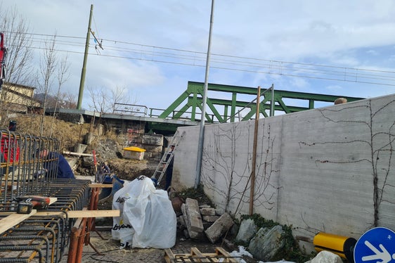 Das Landesamt für Wildbachverbauung Ost arbeitet derzeit an der Vervollständigung der Hochwasserschutzmauer an der Rienz in Stegen bei Bruneck, dabei wird auch ein mobiles Tor eingebaut, das bei Hochwasser der Rienz verschlossen wird. (Foto: LPA/Landesamt für Wildbach- und Lawinenverbauung Ost)