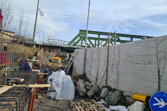 Das Landesamt für Wildbachverbauung Ost arbeitet derzeit an der Vervollständigung der Hochwasserschutzmauer an der Rienz in Stegen bei Bruneck, dabei wird auch ein mobiles Tor eingebaut, das bei Hochwasser der Rienz verschlossen wird. (Foto: LPA/Landesamt für Wildbach- und Lawinenverbauung Ost)