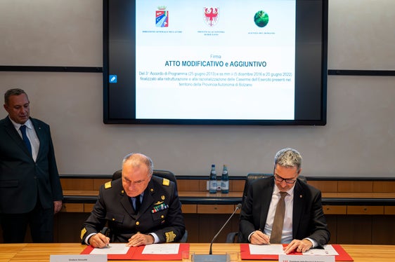 Der Direktor der Direktion für Bau und Staatsgüter des Verteidigungsministeriums, General Giancarlo Gambardella (von links), und der Landeshauptmann von Südtirol, Arno Kompatscher, setzen ihre Unterschrift unter die Änderungs- und Ergänzungsvereinbarung des dritten Programmabkommens. (Foto: LPA/Fabio Brucculeri)