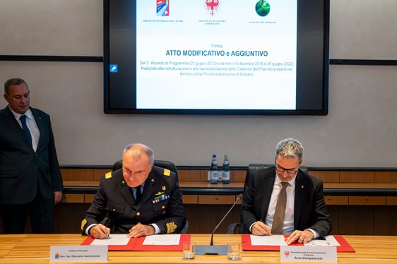 Der Direktor der Direktion für Bau und Staatsgüter des Verteidigungsministeriums, General Giancarlo Gambardella (von links), und der Landeshauptmann von Südtirol, Arno Kompatscher, setzen ihre Unterschrift unter die Änderungs- und Ergänzungsvereinbarung des dritten Programmabkommens. (Foto: LPA/Fabio Brucculeri)