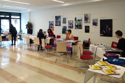 Giovedì 20 febbraio al Centro Trevi di Bolzano consulenti dell’Ufficio Bilinguismo e lingue straniere, insieme a rappresentanti di alcune organizzazioni locali, saranno a disposizione per rispondere alle domande e informare sulle varie soluzioni di soggiorno studio all’estero. L’evento si terrà dalle ore 10.00 alle ore 18.00. (Foto: USP/Daldos)