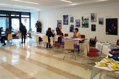 Giovedì 20 febbraio al Centro Trevi di Bolzano consulenti dell’Ufficio Bilinguismo e lingue straniere, insieme a rappresentanti di alcune organizzazioni locali, saranno a disposizione per rispondere alle domande e informare sulle varie soluzioni di soggiorno studio all’estero. L’evento si terrà dalle ore 10.00 alle ore 18.00. (Foto: USP/Daldos)