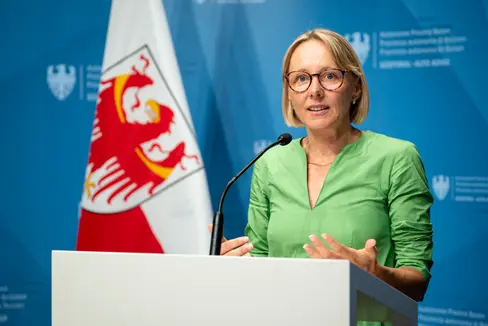 Se richiesto dall'Amministrazione provinciale, il personale avrà la possibilità di rimanere in servizio fino a 70 anni. In questo modo, la Provincia sostiene il ricambio generazionale e si assicura conoscenze preziose per l'Amministrazione stessa, come sottolinea l'assessora provinciale al Personale Magdalena Amhof. (Foto: USP/Fabio Brucculeri)