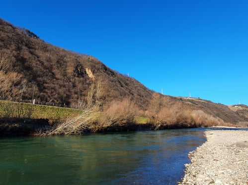 In den Abschnitten des Eisacks in Bozen, wo der Uferschutz noch nicht erneuert werden konnte, setzt das Landesamt für Wildbachverbauung Süd nun verschiedene Bauarbeiten um (im Bild Uferanbruch in der Nähe des Fischerspitzes). (Foto: LPA/Landesamt für Wildbach- und Lawinenverbauung Süd)