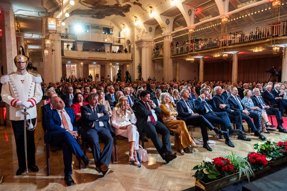 Blick in den feierlich geschmückten Kursaal: Zum Festakt 80 Jahre Pariser Vertrag waren rund 400 Ehrengäste nach Meran gekommen. (Foto: LPA/Ivo Corrà)