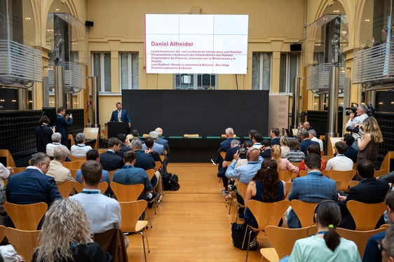 Un convegno ospitato dalla Provincia autonoma di Bolzano a Palazzo Widmann, che ha accolto rappresentanti istituzionali (accolti dall'assessore provinciale alla Mobilità Daniel Alfreider, nella foto al podio) e stakeholder sia locali sia da altre Regioni d'Italia e dai Paesi limitrofi nonché esporti della Commissione europea, e poi l'inaugurazione della nuova società Hydrogen Adige Valley a Bolzano Sud, con la visita all'impianto di produzione di idrogeno e al parco fotovoltaico: la mattinata del 25 giugno si è evoluta all'insegna della mobilità pubblica a zero emissioni. (Foto: USP/Fabio Brucculeri)