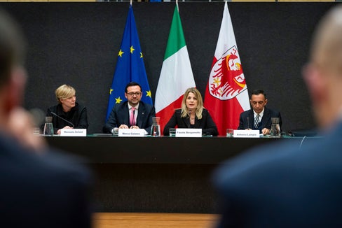 Un momento dell'incontro a Palazzo Widmann con gli stakeholder della nuova Piattaforma Economia 2030. Nella foto (da sinistra) la direttrice di Ripartizione Manuela Defant, il vicepresidente Marco Galateo, il sottosegretario di Stato Fausta Bergamotto e il direttore di Dipartimento Antonio Lampis. (Foto: USP/Fabio Brucculeri)