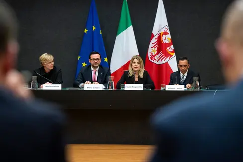 Un momento dell'incontro a Palazzo Widmann con gli stakeholder della nuova Piattaforma Economia 2030. Nella foto (da sinistra) la direttrice di Ripartizione Manuela Defant, il vicepresidente Marco Galateo, il sottosegretario di Stato Fausta Bergamotto e il direttore di Dipartimento Antonio Lampis. (Foto: USP/Fabio Brucculeri)