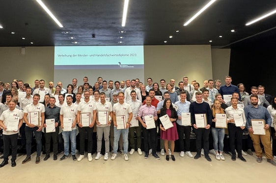 18 Maestre, 68 Maestri Professionali, due Tecniche e un Tecnico del Commercio hanno completato con successo un percorso formativo molto impegnativo (Foto: ASP/Ufficio Apprendistato e formazione dei maestri professionali)