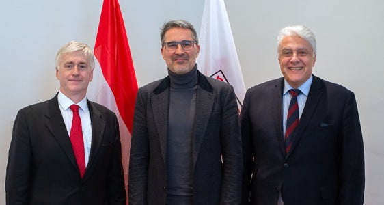 Südtirol-Autonomie und die Schutzmachtfunktion Österreichs standen im Mittelpunkt des Gesprächs zwischen (v. l.) dem Gesandten Karl Prummer, Landeshauptmann Arno Kompatscher und Generalkonsul Wolfgang-Lukas Strohmayer (Foto: LPA/Greta Stuefer)