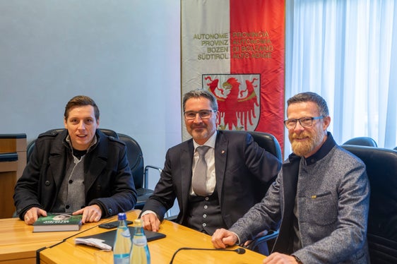 Antrittsbesuch: Landeshauptmann Kompatscher mit dem Landeskommandanten des Schützenbundes, Roland Seppi (r.) und Bundesgeschäftsführer Egon Zemmer (l.) (Foto: LPA/Fabio Brucculeri)