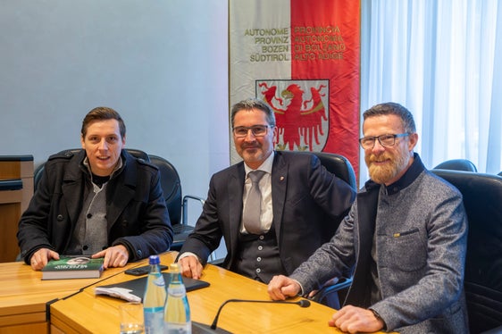 Il presidente Arno Kompatscher insieme al comandante provinciale degli Schützen Roland Seppi (nella foto a destra) e il consigliere del direttivo Egon Zemmer. (Foto: ASP/Fabio Brucculeri)