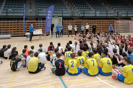 La premiazione in occasione di una manifestazione di sport scolastico presso il Palasport di Bolzano. (Foto: USP/Direzione Istruzione e Formazione tedesca/Jonas Mathá)