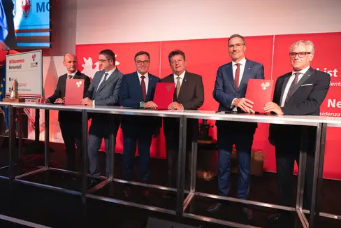 Der Euregio-Kooperationsvertrag der Gemeindeverbände ist unterzeichnet: (v.l.) Trentiner Gemeindenverbandspräsident Paride Gianmoena, LH Fugatti, LH Platter, Ernst Schöpf, LH Kompatscher und Südtirols Gemeindenverbandspräsident Andreas Schatzer. (Foto: Land Tirol/Sedlak)