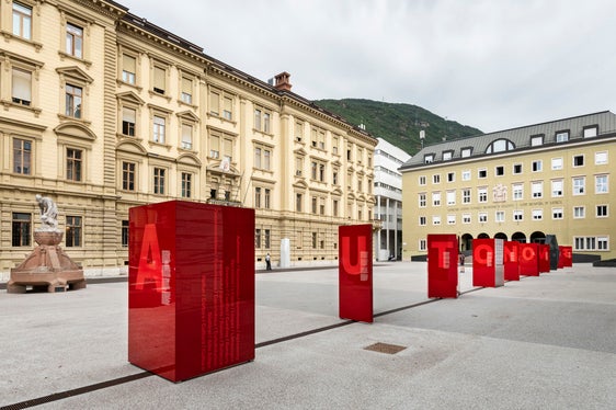 Die Dauerausstellung auf dem Silvius-Magnago-Platz in Bozen baut auf den neun Buchstaben des Wortes Autonomie (deutsch) und Autonomia (italienisch) auf. (Foto: LPA/Ivo Corrà)
