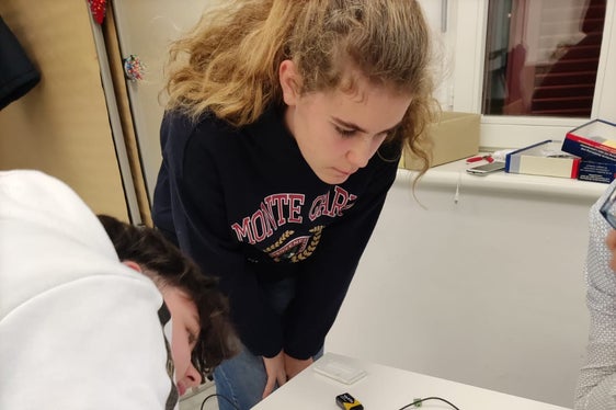 Höchste Konzentration herrschte im Talente-Tage-Workshop Angewandte Physik: Die Schülerinnen und Schüler befassten sich unter anderem damit, wie man mit einem Laser Töne erzeugen und mit Licht Musik übertragen kann. (Foto: LPA/Daniela Gerstgrasser)