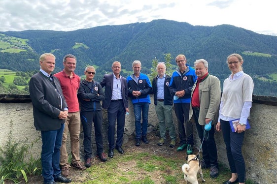 Felssanierung auf Schloss Rodenegg begutachtet (v.l.): Oswald Wolkenstein, Kastellan Lukas Kraler, Amtsdirektor Gius, Bürgermeister Gemeinde Rodeneck Helmut Achmüller, Landesrat Schuler, Direktor Funktionsbereich Wildbachverbauung De Polo, Agenturdirektor Unterweger, Franz Gottfried, Alexandra Wolkenstein (Foto: LPA/Noemi Prinoth)