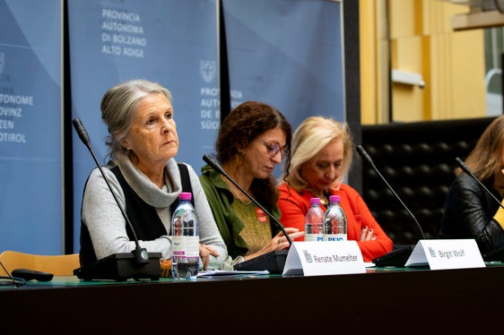 Weibliches Podium: Moderatorin Renate Mumelter mit den Referentinnen Birgit Wolf, Sandra Bortolin und Anita Rossi. (Foto: LPA/Fabio Brucculeri)