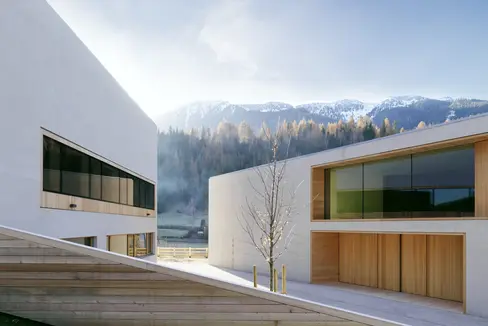 Die Landesregierung ernennt die Führungsausschüsse der Südtiroler Naturparke neu - gestern war jener des Naturparks Puez-Geisler (im Bild das Naturparkhaus in St. Magdalena in Villnöss) an der Reihe. (Foto: Paul Ott)