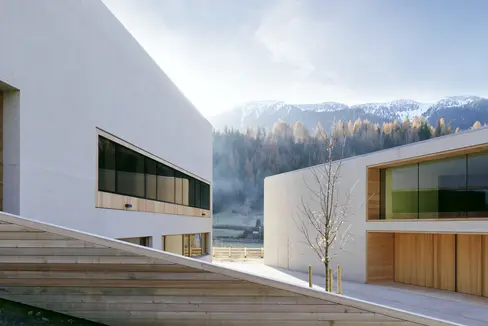 Die Landesregierung ernennt die Führungsausschüsse der Südtiroler Naturparke neu - gestern war jener des Naturparks Puez-Geisler (im Bild das Naturparkhaus in St. Magdalena in Villnöss) an der Reihe. (Foto: Paul Ott)