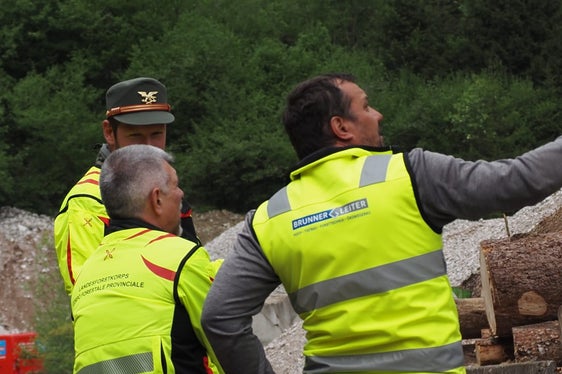 Die Arbeiter einer auf Forsttechnik und Hackservice spezialisierten Firma haben mit den Förstern die anspruchsvolle Arbeit in den Hängen der Gadertaler Schlucht durchgeführt. (Foto: LPA/Forstinspektorat Bruneck/Forststation St. Vigil in Enneberg)