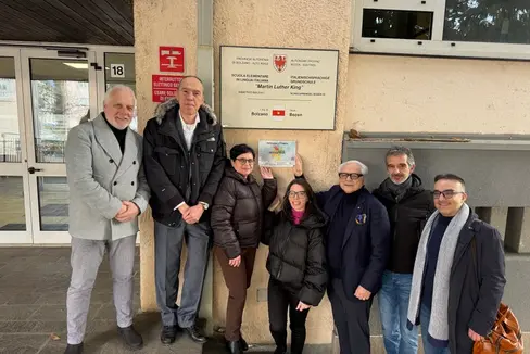 Sie verschafften sich einen Überblick darüber, wie die neue kontrollierte mechanische Lüftung funktioniert (im Bild von links): Maurizio Lombardi, der Referent der Region Marken, Luca Verdi, der Direktor des Labors für Luftanalysen, Agata Scinaldi von der Grundschule Martin Luther King, Ingenieurin Clara Peretti vom Projekt necessARIA, Mario Carlocchia (Region Marken), Schuldirektor Franco Lever und Fabio Furciniti, der Inspektor für den mathematischen, wissenschaftlichen und technologischen Bereich in der Italienischen Bildungsdirektion. (Foto: LPA/Labor für Luftanalysen und Strahlenschutz)