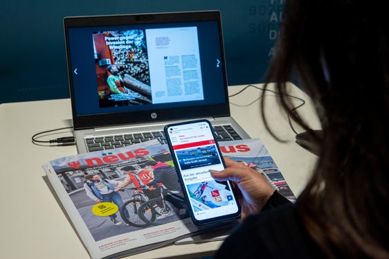 Chi è già abbonato alla rivista della Provincia riceverà automaticamente nëus in futuro. Chi non è ancora abbonato può abbonarsi gratuitamente alla rivista in edizione online o cartacea tramite un modulo di registrazione sul portale delle news della Provincia. (Foto: ASP/Fabio Brucculeri)