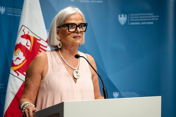 Gewalt gegen Frauen beginnt nicht zwangsläufig mit körperlichen Übergriffen. Sie beginnt oft mit Sprache – mit Demütigung, Lächerlichmachung und der systematischen Delegitimierung jener Frauen, die ihre Stimme erheben. Worte prägen das gesellschaftliche Klima. Deshalb dürfen sie niemals als belanglos abgetan werden, führte Vizepräsidentin Nadia Mazzardis aus.