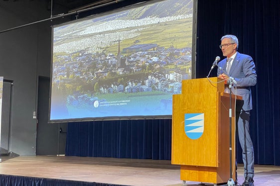 Landeshauptmann Arno Kompatscher: Das Beispiel des Bonifizierungskonsortiums Vinschgau zeigt, dass es möglich ist, verschiedene Interessen gleichzeitig zu verfolgen: Einerseits die Wasserversorgung sicherzustellen und durch die Umstellung auf die Tropfbewässerung Wasser einzusparen. Andererseits die Umwelt und die natürlichen Ressourcen zu schonen sowie die Restwassermengen in den Fließgewässern besser zu gewährleisten. Gleichzeitig bleibt die landwirtschaftliche Produktion möglich und sichert Einkommen. (Foto: LPA/G.News)