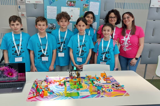 Gli alunni della classe quinta della scuola primaria Gandhi con le docenti Anna del Vecchio e Daniela Bocchin alla First Lego League Explore con il progetto di robotica (Foto: ASP/Istituto comprensivo di Laives)