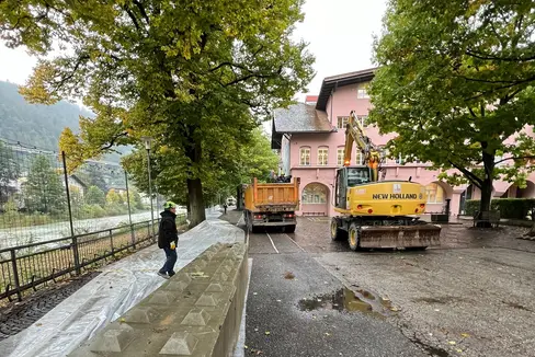 Nel pomeriggio di oggi l’area funzionale Bacini montani ha iniziato a installare sulla sponda destra orografica dell’Isarco, all’altezza di Chiusa e per una lunghezza di 240 metri, delle barriere mobili in cemento per affrontare un’eventuale piena. (Foto: USP/Ufficio Sistemazione bacini montani Nord)