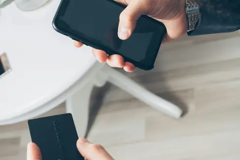 Smartphone statt Karte, auch bei Vorgängen, die ein rechtsgültiges Dokument erfordern: Das ist ein wichtiger Teil des digitalen Wandels, den auch die Agentur für ein Digitales Südtirol und die Abteilung Informatik der Landesverwaltung vorantreiben. (Foto: www.pexels.it Das Foto darf nur in Zusammenhang mit dieser Pressemitteilung verwendet werden.)