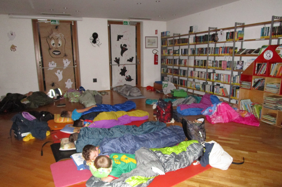 Eine Nacht in der Bibliothek konnten Kinder im Rahmend der Nacht der Bibliotheken im Jahr 2023 in Sarnthein erleben. (Foto: LPA/Öffentliche Bibliothek Sarnthein)