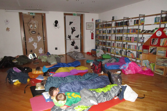 Eine Nacht in der Bibliothek konnten Kinder im Rahmend der Nacht der Bibliotheken im Jahr 2023 in Sarnthein erleben. (Foto: LPA/Öffentliche Bibliothek Sarnthein)