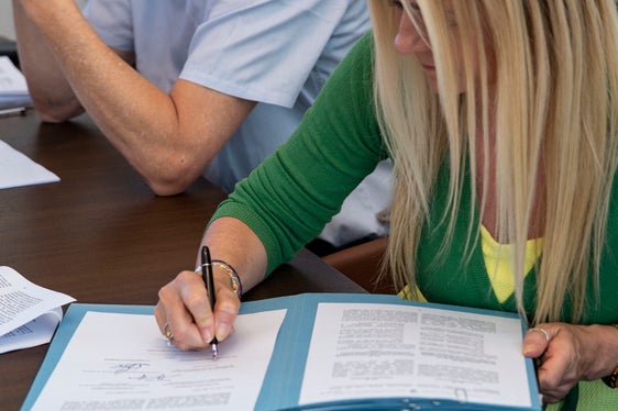 Als Mitglied der Landesagentur für die Beziehungen zu den Gewerkschaften hat Brunhild Pircher heute den BÜKV für die Führungskräfte der öffentlichen Verwaltung unterzeichnet. (Foto: LPA/Fabio Brucculeri)