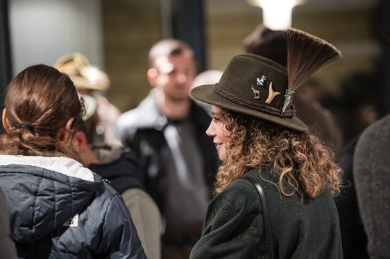 La celebrazione del 26 novembre, che ha riunito aspiranti cacciatori da tutte le parti del territorio, è stata caratterizzata dall'abbigliamento da caccia. (Foto: USP/Bernhard Aichner)