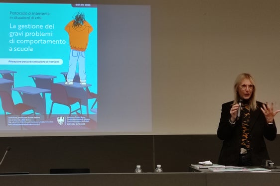 Le protocol á sciöche fin da relevé adora assá comportamënc problematics dles scolares y di scolars y da ativé intervënć adatá por prevení che situaziuns de crisa devëntes gravëntes, á dit la doturia Donatella Arcangeli tratan so referat. (Foto: USP/Intendënza Ladina)