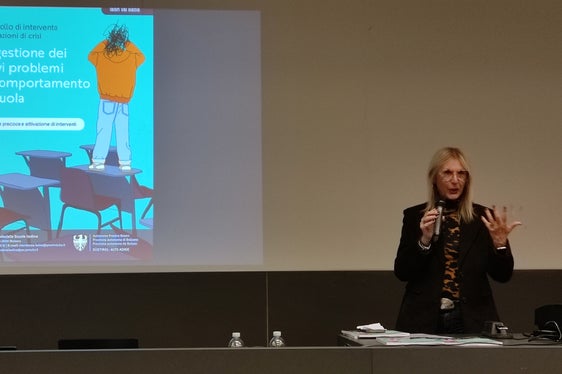 La primaria del Servizio provinciale di psichiatria e psicoterapia dell’età evolutiva dell'Azienda Sanitaria Donatella Arcangeli alla presentazione, alla Facoltà di Scienze della Formazione della Libera Università di Bolzano a Bressanone: L'obiettivo della guida è individuare precocemente i comportamenti problematici degli alunni e di introdurre misure di intervento adeguate per evitare che le situazioni di crisi diventino gravi. (Foto: USP/Intendenza scolastica ladina)
