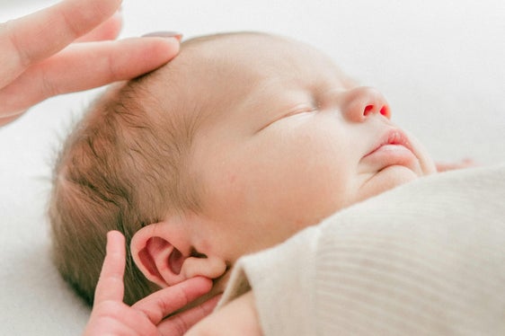 Das RSV ist ein Virus, das vor allem bei Kindern unter zwei Jahren gefährliche Atemwegsinfektionen auslösen kann. In Südtirol sind schwere RSV-Erkrankungen bei Babys durch gezielte Prävention in nur einer Wintersaison um mehr als 90 Prozent zurückgegangen. Die Vormerkungen für die Prophylaxe für 2025/2026 sind über die Nummer 100 100 mit Vorwahl möglich. (Foto: LPA/Pexels. Das Foto darf nur in Zusammenhang mit dieser Pressemitteilung verwendet werden.)