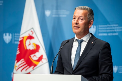 Mit der Anbringung von Photovoltaikpaneelen auf künstlichen Wasserflächen kommt eine zusätzliche Möglichkeit der Produktion von Strom aus Photovoltaik, die den Zielsetzungen des Klimaplans Südtirol 2040 entspricht“, begrüßt Umwelt- und Energielandesrat Peter Brunner die Änderung der Durchführungsverordnung über die Nutzung von Energie aus erneuerbaren Quellen. (Foto: LPA/Fabio Brucculeri)