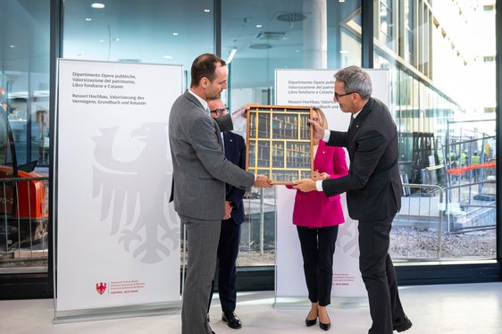 Augurando buon lavoro a tutti i dipendenti, il presidente di WaltherPark S.p.A Thibault Chavanat ha consegnato un presente al presidente Kompatscher e ai due assessori Bianchi e Ahmof. Il presidente ha ricevuto un'opera del fotografo Peter Unterthurner (Foto:USP/Fabio Brucculeri).