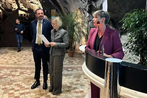 Un momento della cerimonia di premiazione tenutasi alla cantina Felsenkeller di Laimburg. Nella foto (da sinistra) il vicepresidente Marco Galateo, la dirigente della Scuola professionale provinciale per la frutti-viticoltura e giardinaggio in lingua italiana Diana Palumbo e la direttrice della scuola Ritz di Merano, Coretta Ceretta. (Foto: USP/Scuola professionale provinciale per la frutti-viticoltura e giardinaggio in lingua italiana)