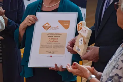 Oggi (7 settembre), il Comune di Caldaro è diventato il settimo comune a ricevere il certificato dell'audit FamilyPlus - Familie leben, vivere la famiglia, viver la famiglia. Caldaro (Foto: ASP/Greta Stuefer)