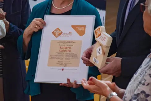 Oggi (7 settembre), il Comune di Caldaro è diventato il settimo comune a ricevere il certificato dell'audit FamilyPlus - Familie leben, vivere la famiglia, viver la famiglia. Caldaro (Foto: ASP/Greta Stuefer)