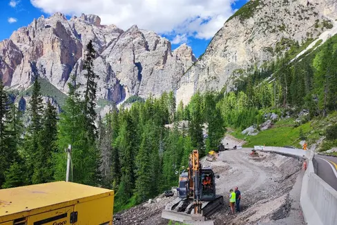 Die Arbeiten für das zweite Baulos zur Sicherung der Landesstraße auf den Valparola-Pass laufen auf Hochtouren. (Foto: LPA/Landesabteilung Tiefbau)