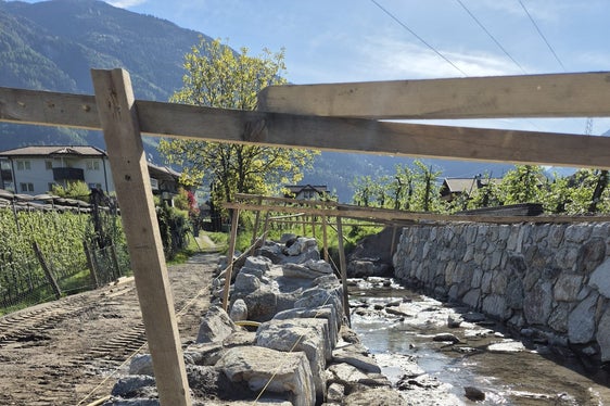 Proseguono i lavori di stabilizzazione del torrente Mühl a Quarazze: l'immagine mostra il puntellamento già completato, in vista del proseguimento dei lavori. (Foto: USP/Ufficio sistemazione bacini montani ovest/Martin Eschgfäller)