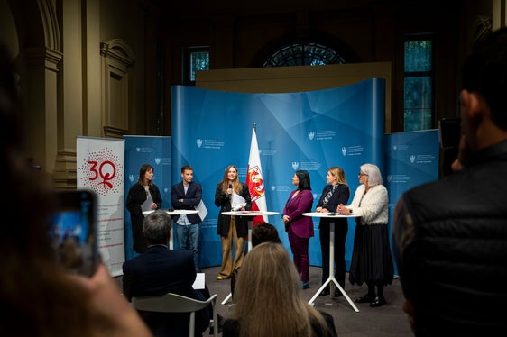 Le studentesse e lo studente che hanno ricevuto il premio Menapace (nella foto da sinistra) Sophie Polig, Niccolò Truzzi e Nora Piders con Sabine Giunta, presidente della commissione di valutazione, Ulrike Oberhammer, presidente della Commissione provinciale per le pari opportunità e Nadia Mazzardis, vicepresidente della Commissione provinciale per le pari opportunità. (Foto: USP/Fabio Brucculeri)