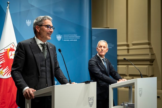 Il presidente della Provincia Arno Kompatscher (a sinistra) ha presentato il bilancio di previsione nella conferenza stampa che il 30 ottobre ha fatto seguito alla seduta della Giunta provinciale, alla quale ha partecipato anche l'assessore Peter Brunner. (Foto: USP/Fabio Brucculeri)