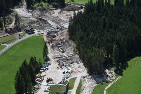 Mit einem Fassungsvermögen von über 100.000 Kubikmetern ist das Rückhaltebecken im Schadebach - die Aufnahme zeigt den Unterlauf - das größte dieser Art in Pustertal. (Foto: Agentur für Bevölkerungsschutz/Amt für Wildbach- und Lawinenverbauung Ost)