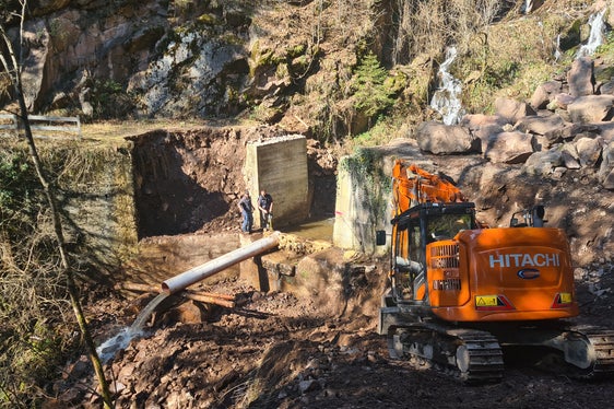 Im Unterlauf des Cuggalbaches in der Gemeinde Altrei errichten die Bauarbeiter des Landesamtes für Wildbach- und Lawinenverbauung Süd derzeit eine neue Brücke in Stahlbeton. (Foto: LPA/Landesamt für Wildbach- und Lawinenverbauung Süd in der Agentur für Bevölkerungsschutz)